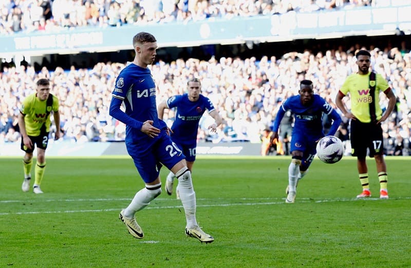 Trọng tài VAR không công nhận bàn thắng của Disasi trong trận đấu giữa Chelsea và Burnley tại sân Stamford Bridge